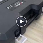 Chiodatrice a mano AKU + batteria di ricambio – video