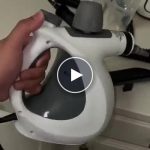 Un pulitore a vapore che scioglie lo sporco – video